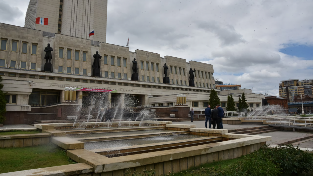 Впервые за 20 лет: в Омске заработал фонтан возле Пушкинки