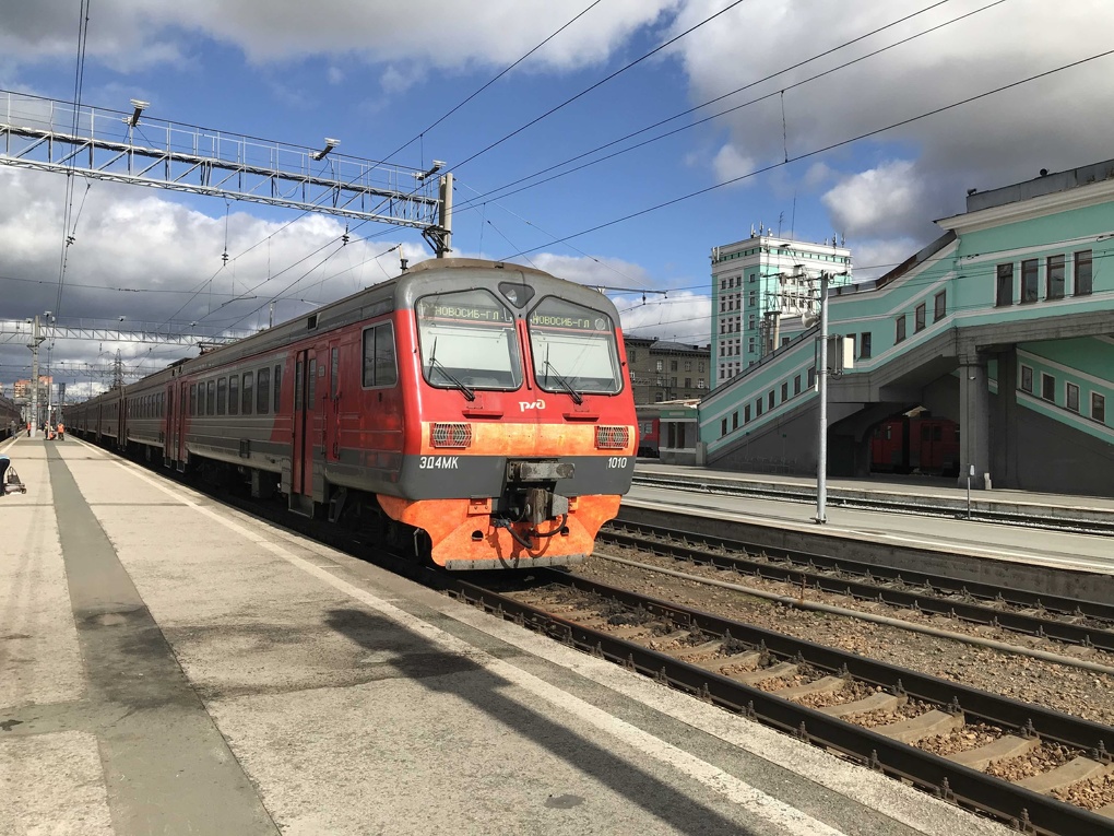 Электричка омск татарск. Городская электричка Новосибирск. Электричка Пригородный простор Новосибирск. Остановочная платформа Пригородный простор Новосибирск. Электропоезд Новосибирск станции.