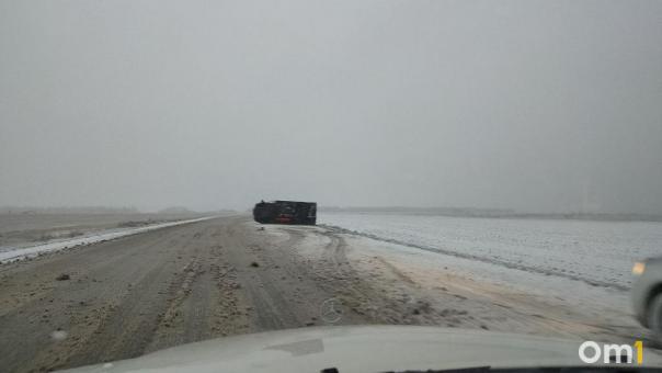 На трассе в Омской области перевернулась фура
