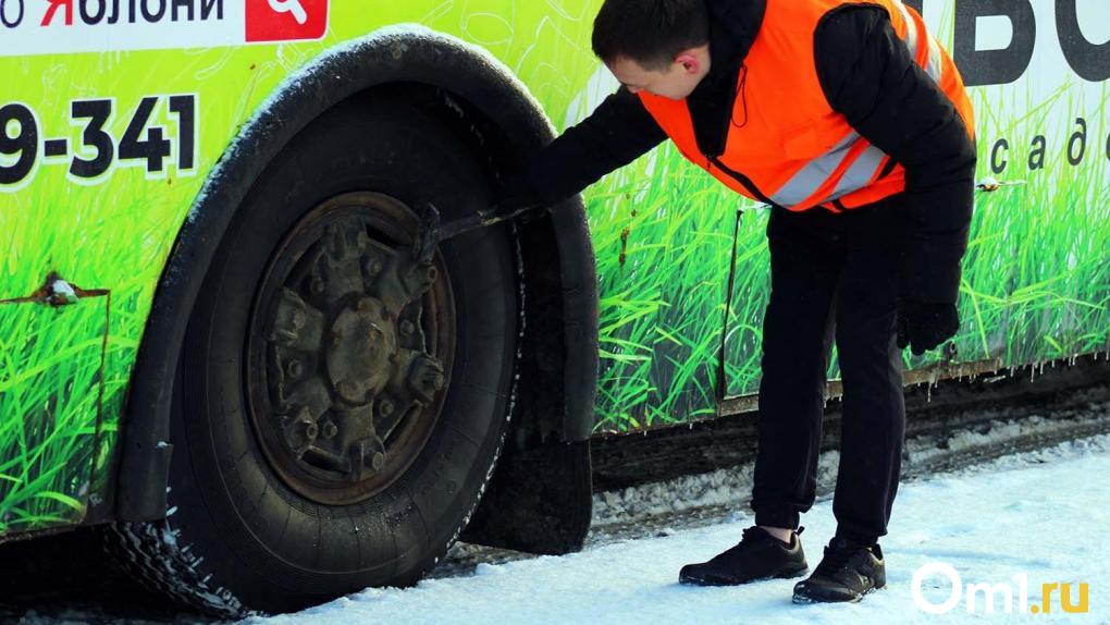 Автобус потерял колесо в яме на Дмитриева