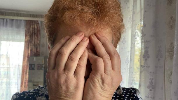 Цыганка с ножом ограбила пенсионерку на 50 тысяч рублей в Новосибирске