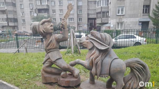 «Сказочный» сквер с деревянными скульптурами открылся в Новосибирске