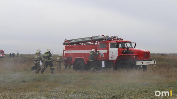 Ещё один пожар: в Омске загорелось поле