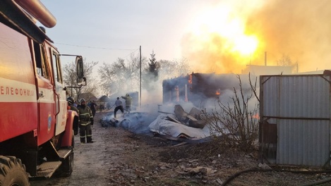 Несколько домов одновременно вспыхнули в Омске. ОБНОВЛЯЕТСЯ