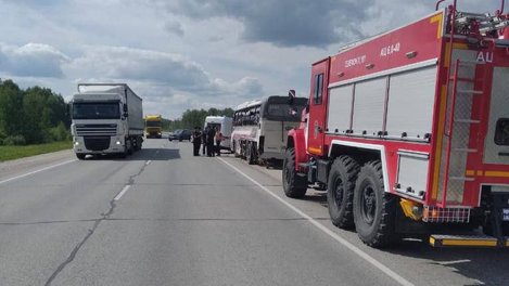 На трассе Омск — Новосибирск столкнулась фура с автобусом, где в салоне находилось 19 человек