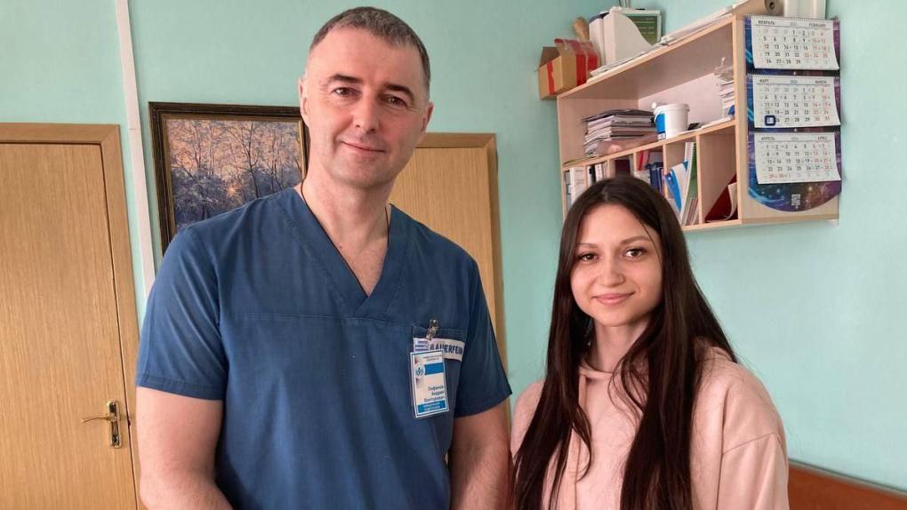 Омские врачи подняли с инвалидной коляски молодую девушку