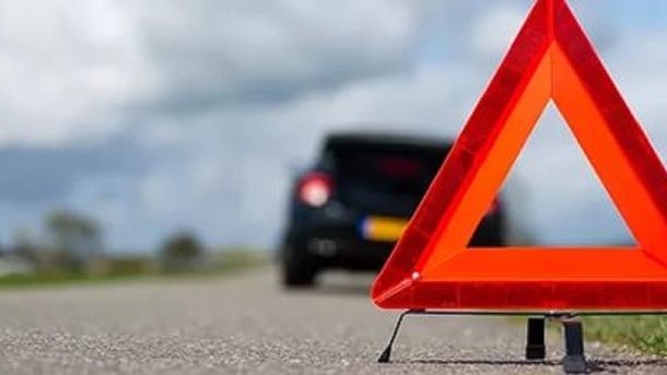 Toyota чуть не выбила дверь столовой в Новосибирске