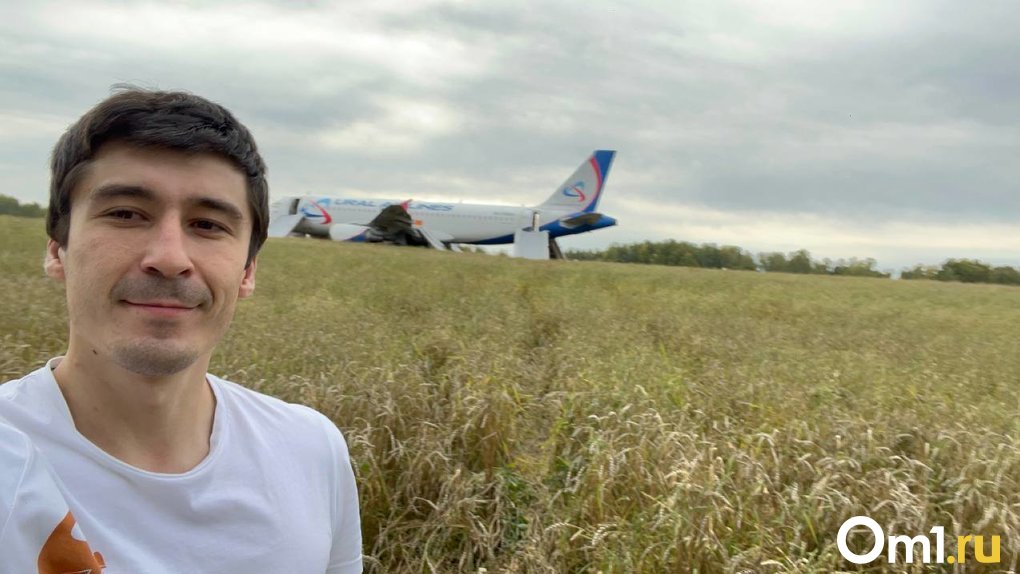 «Я сразу понял, что что-то не то»: пассажир самолёта рассказал об аварийной посадке в поле