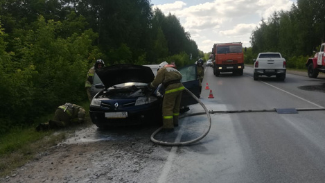 В Омске среди бела дня вспыхнула машина. Спасатели рассказали, как этого избежать (18+)
