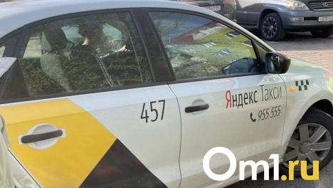 Достал нож и забрал выручку: в Омске напали на водителя такси
