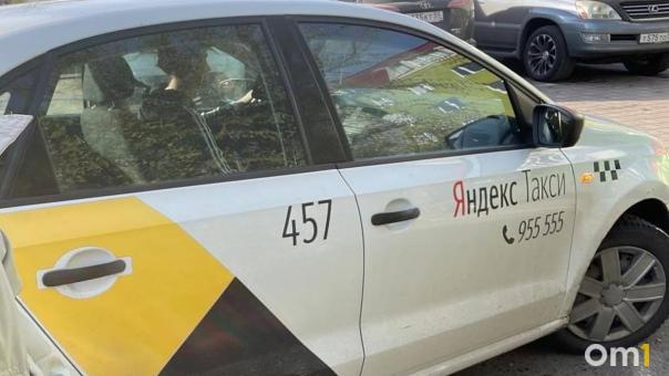Достал нож и забрал выручку: в Омске напали на водителя такси