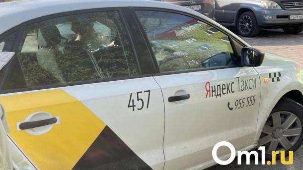 Достал нож и забрал выручку: в Омске напали на водителя такси