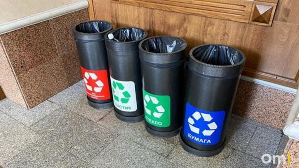 Омичам рассказали, как действовать, если засорился мусоропровод