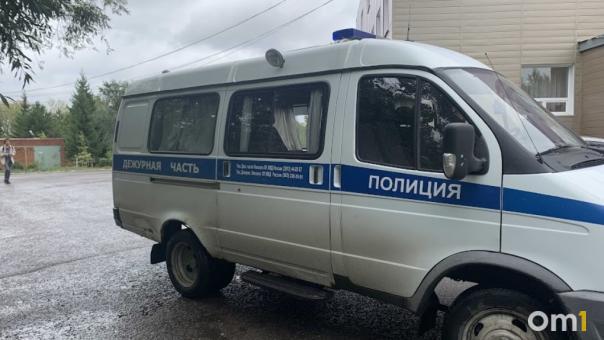 Омичка вынесла из дома знакомого бензопилу после совместного застолья