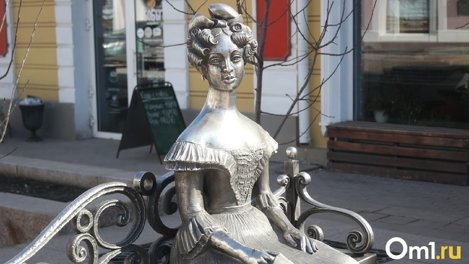 Девушка выкрасила лицо в чёрный цвет, надела балахон и пошла гулять по Омску