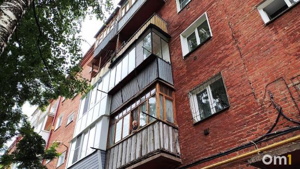 Омская пенсионерка пробила голову и сломала руки, упав со второго этажа