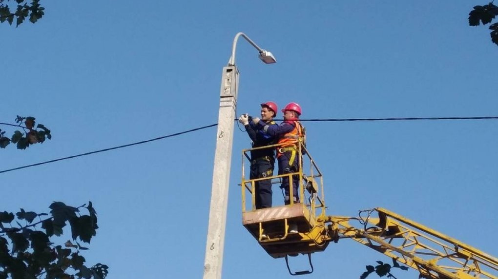 Несём свет людям. Работники Омскэлектро вновь поедут восстанавливать энергетику в Стаханов