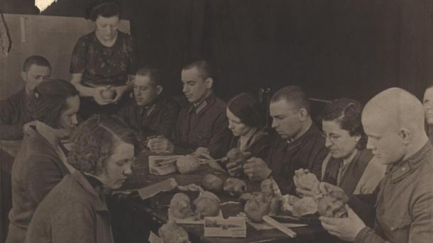 От дворовых спектаклей до фронта: неизвестная история Новосибирского театра кукол