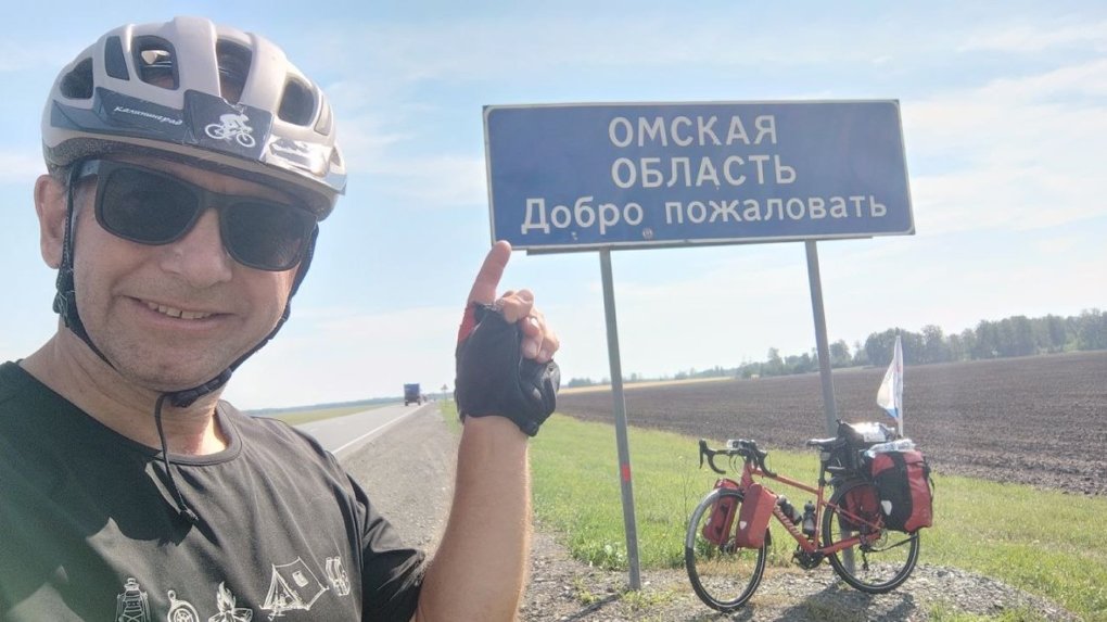 Дыры заклеивал скотчем: путешественник рассказал, как доехал из Калининграда в Омск на велосипеде