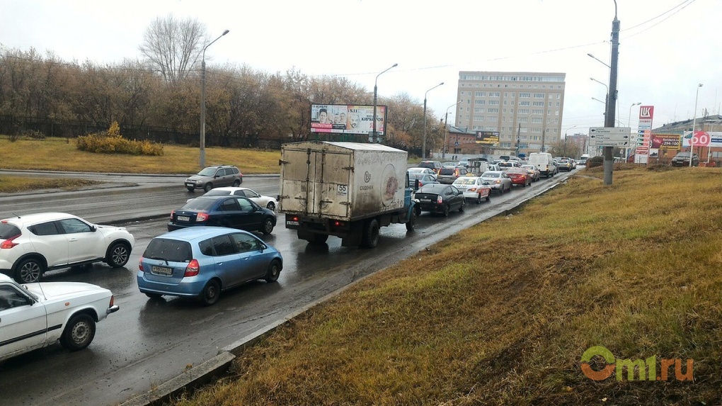 Пробки омск сейчас. ДТП пробка Омск. Пробки на дорогах Омск. Пробка на улице Омской. Дорога Омск машины пробка.