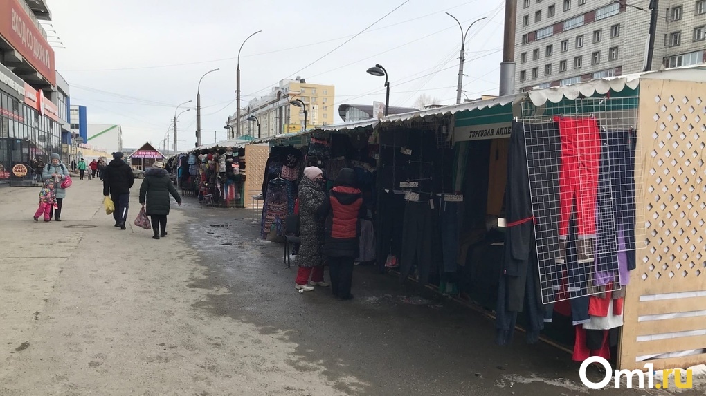 «Как проститутку на панель отправили»: на площади в Новосибирске установили незаконный вещевой рынок