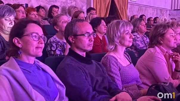 «Педагоги — основа жизни»: ярким концертом отметили Дни учителя и воспитателя в Новосибирске