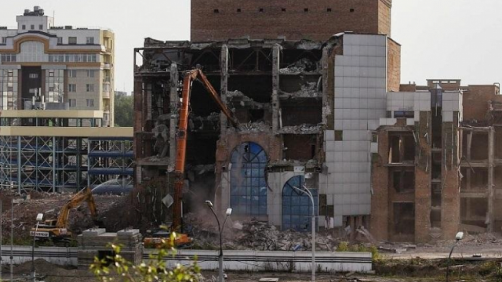 Разрушили левое крыло: в Новосибирске продолжают сносить недостроенный ДК «Сибсельмаш»