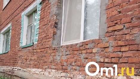 Жители пятиэтажки в Омске, где обвалилась стена, показали, что дом продолжает разваливаться