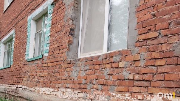 Жители пятиэтажки в Омске, где обвалилась стена, показали, что дом продолжает разваливаться