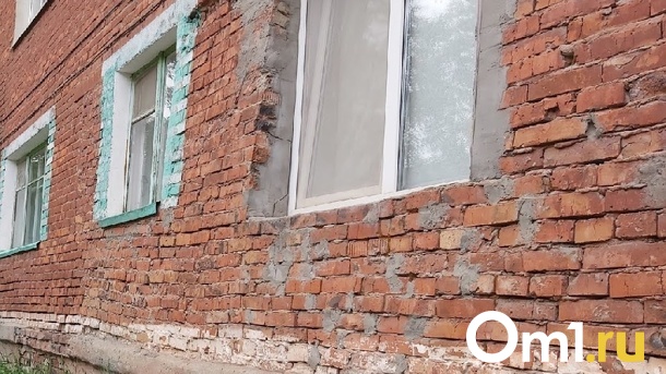 Жители пятиэтажки в Омске, где обвалилась стена, показали, что дом продолжает разваливаться