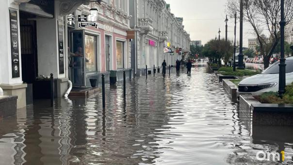В середине рабочего дня из-за ливня Омск сковали 9-балльные пробки