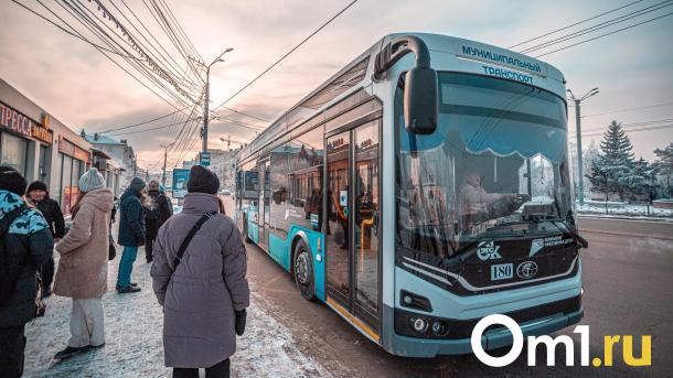 Недостаточно быстрая омичка ущемила кондуктора троллейбуса