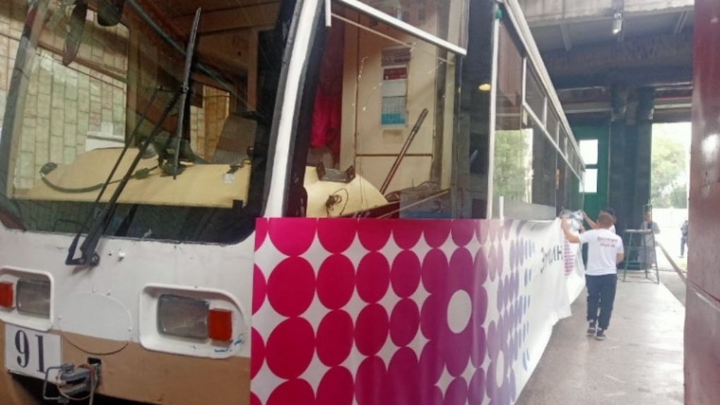 «Улыбнитесь, когда увидите»: в Омске автобусы и трамваи украшают к 200-летию региона. ФОТО