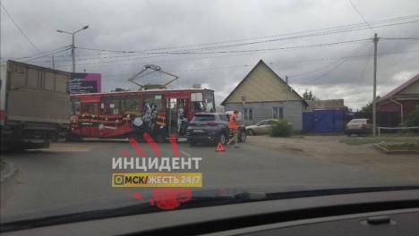 В Омске легковушка врезалась в трамвай