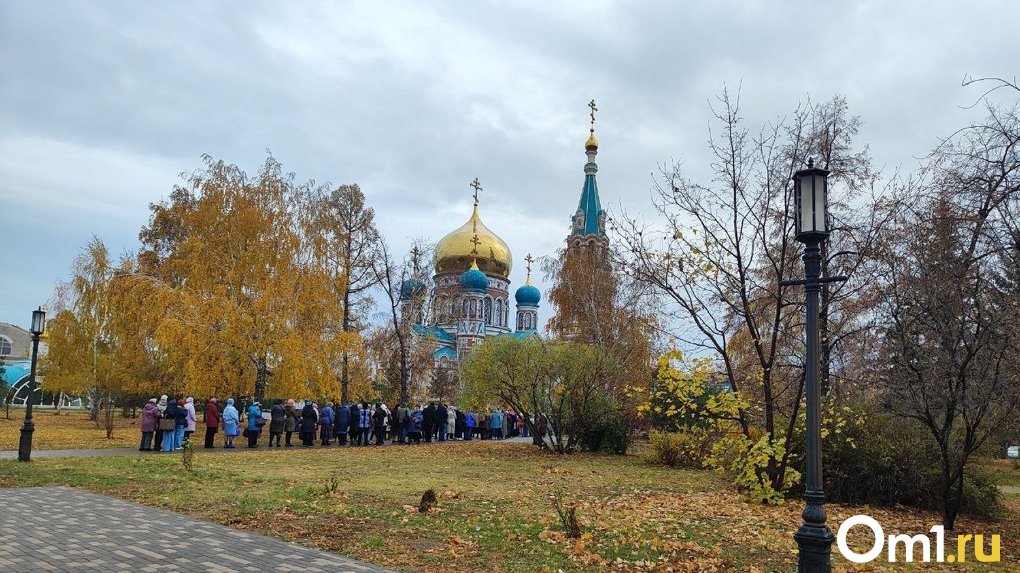 Успенский собор Омск на фоне весны