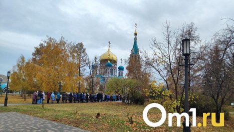 Сотни омичей собрались у Свято-Успенского собора ради статуи Иисуса Христа