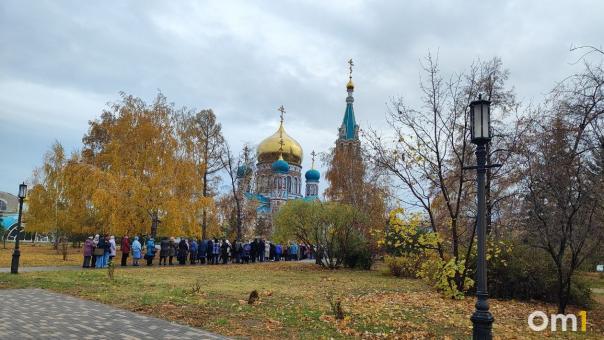 Сотни омичей собрались у Свято-Успенского собора ради статуи Иисуса Христа