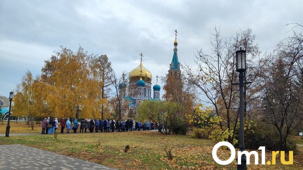 Сотни омичей собрались у Свято-Успенского собора ради статуи Иисуса Христа