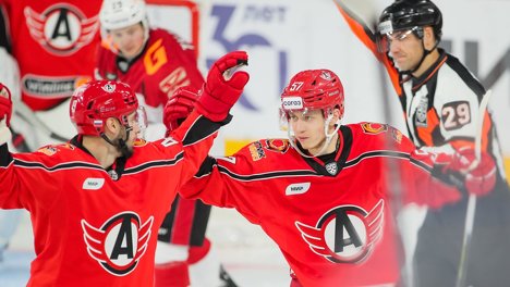 «Получился весёлым»: защитник «Автомобилиста» прокомментировал гол, который «Авангард» забил сам себе