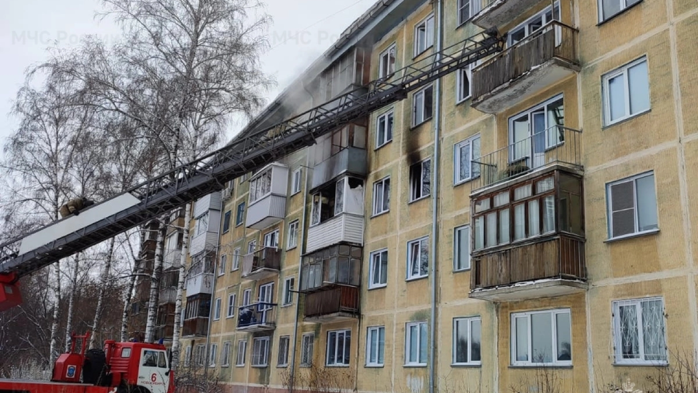 В Новосибирске пожарные спасли женщину из горящей квартиры