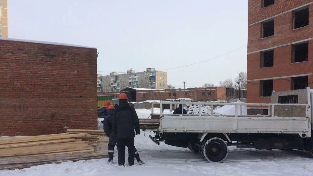 На улице Химиков начали достраивать проблемный дом, где квартиры ждут 138 омичей