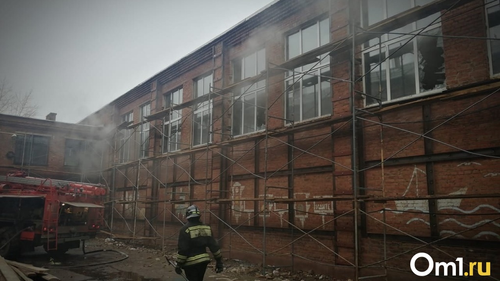 У сотрудников горевшей в Омске гимназии пытались выпросить взятку после пожара