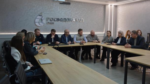 Омский водоканал презентовал волонтерские проекты на встрече с властями