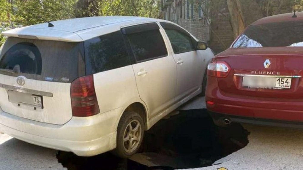Асфальт провалился под машинами из-за испытаний теплосетей в Новосибирске