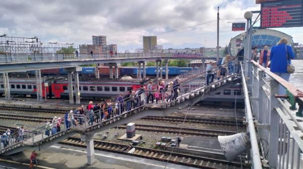 11 поездов задержаны до пяти часов: пассажирам обещают бесплатное питание