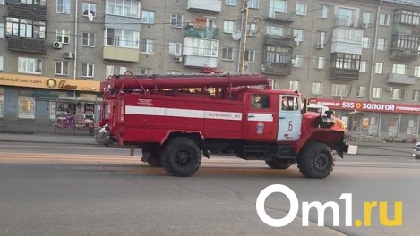 На одной из центральных магистралей Омска загорелась машина