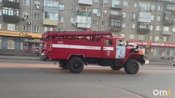 На одной из центральных магистралей Омска загорелась машина