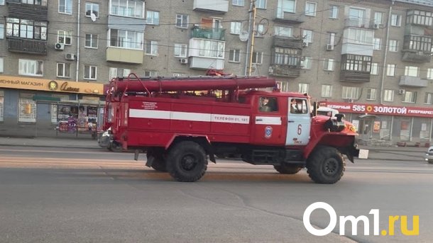 На одной из центральных магистралей Омска загорелась машина