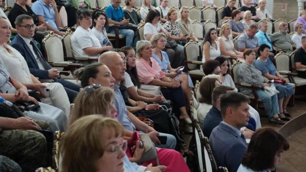 Губернатор Новосибирской области Травников наградил новосибирцев за помощь СВО