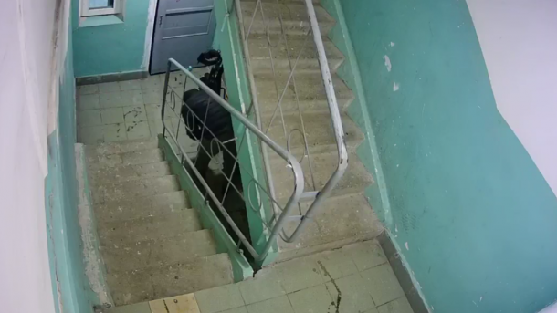 Полиция ищет подъездного вора электросамокатов в Новосибирске